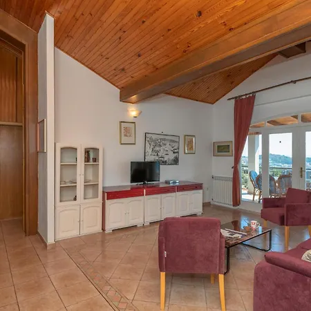 Apartman Nice In Hvar With Kitchen *