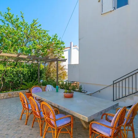 Nice In Hvar With Kitchen 흐바르